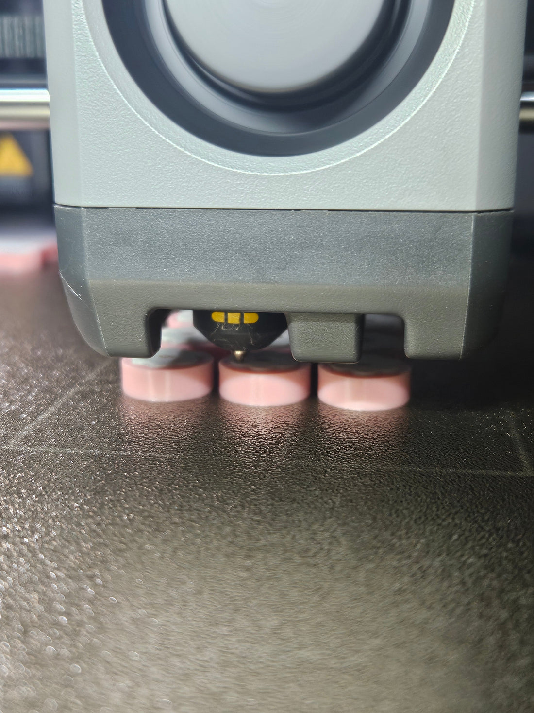Et nærbillede af en 3D printer, der er i gang med at printe dots.